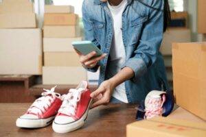 Schuhe werden in Webseite aufgenommen